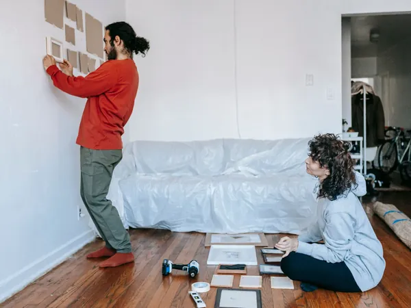 Colocación de cuadros en la pared de un salón