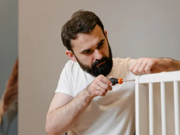 Montaje de un mueble de madera blanca con destornillador